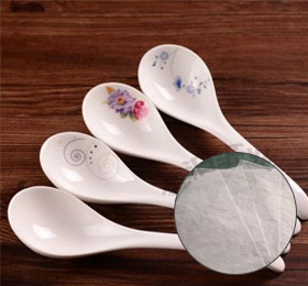 灰底白卡紙?jiān)谔沾芍破钒b中的應(yīng)用